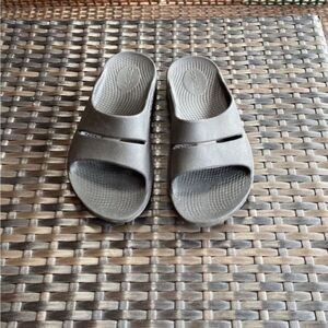 Oofos sandals womens size 5